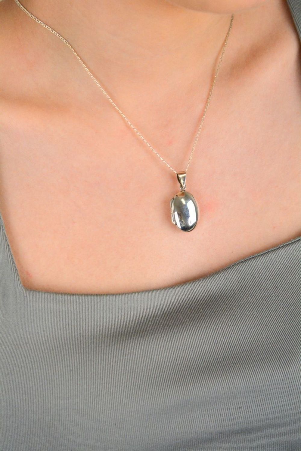 Zawieszka puzderko otwierane owalne próba 925, W 2268 Elegancka zawieszka puzderko otwierane w kształcie owalu, wykonana z wysokiej jakości srebra próby 925.1.jpg